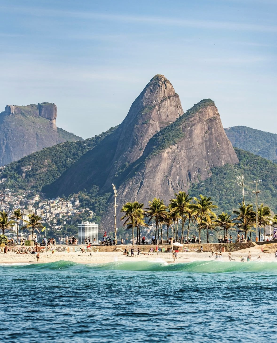 Playa de Ipanema con los cerros Dois Irmãos en Río de Janeiro